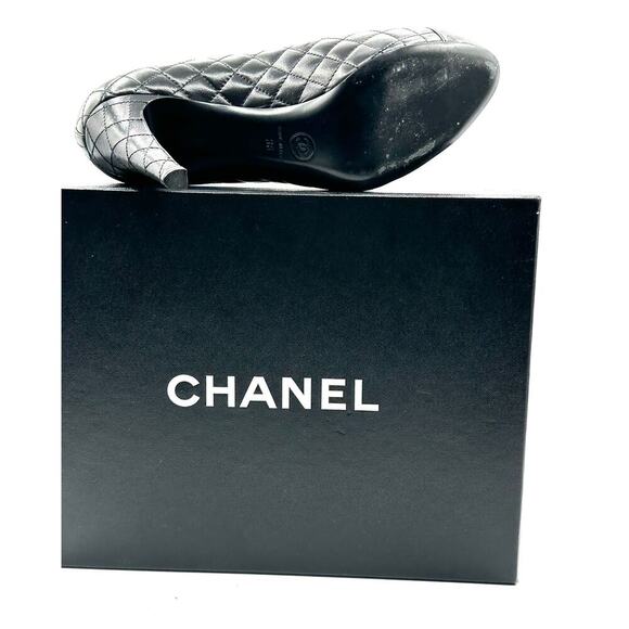 Chanel Women's Black Quilted Lambskin Leather Cap Toe Pump Heels Size 38 - Picture 2 of 14